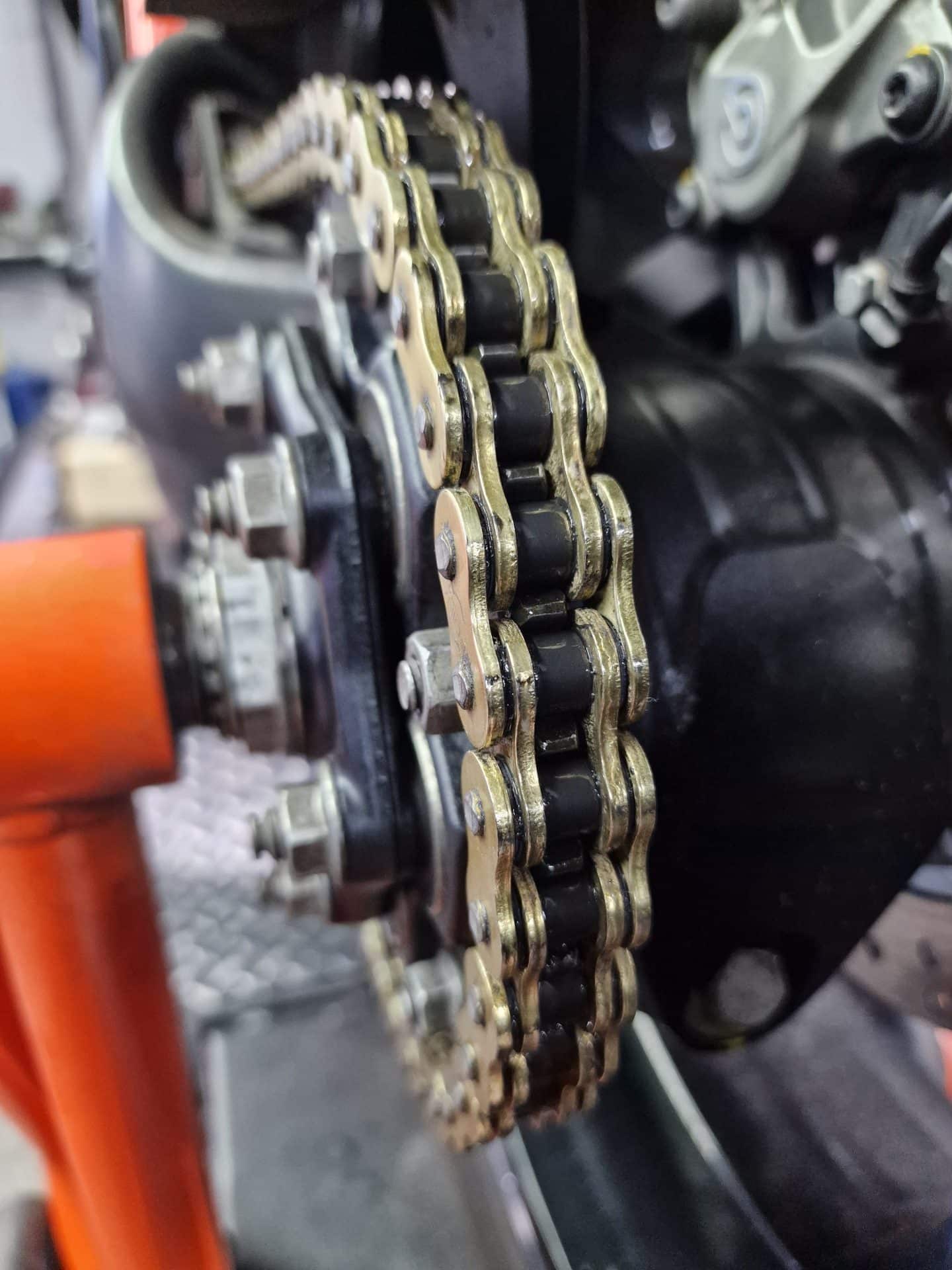 Reacția în lanț – exemple reale, efecte și defecte ale transmisiei secundare